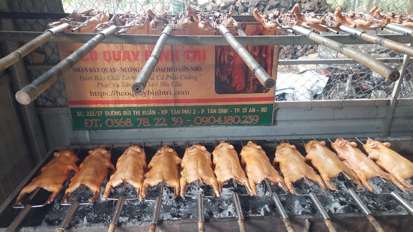 heo quay bằng than củi tự nhiên